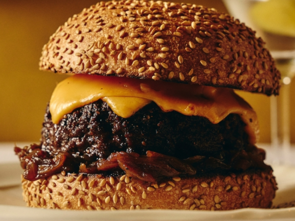 Baron’s Restaurant Pays Tribute to Minetta Tavern With a Burger That Means Business
